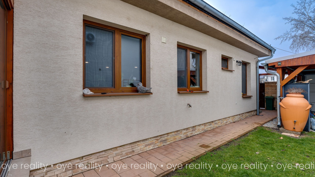 Na predaj nadštandardný 4-izbový rodinný dom s bazénom a zimnou záhradou v Komárne