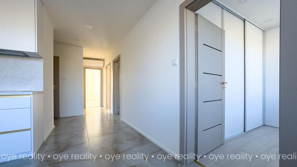 Na predaj kompletne rekonštruovaný 3-izbový byt v obľúbenej lokalite Komárna - 72 m2