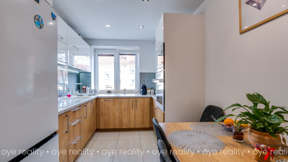 Na predaj moderný 2-izbový tehlový byt po kompletnej rekonštrukcii v pokojnej lokalite plnej zelene