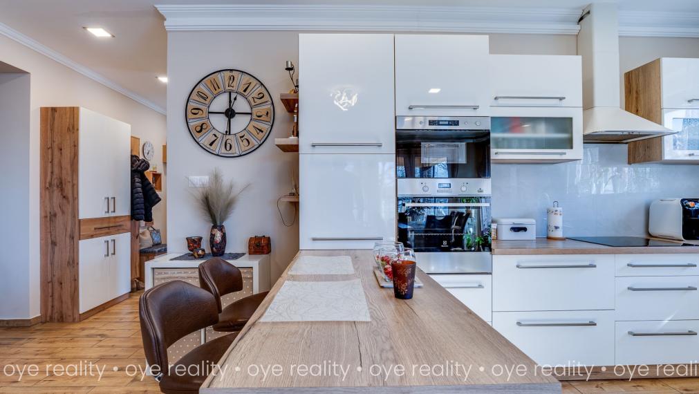 Prémiové rodinné bývanie na predaj v pokojnej časti mesta Komárom (Maďarsko)