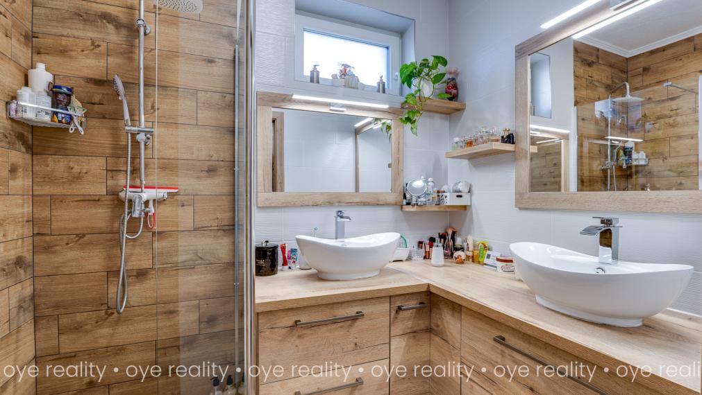 Prémiové rodinné bývanie na predaj v pokojnej časti mesta Komárom (Maďarsko)