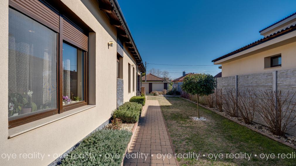 Prémiové rodinné bývanie na predaj v pokojnej časti mesta Komárom (Maďarsko)