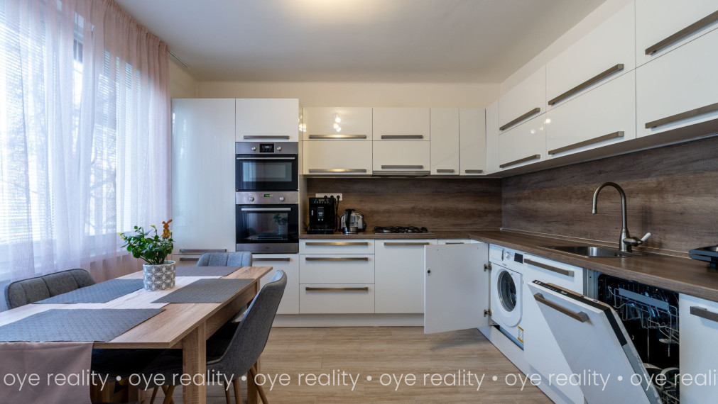 Na predaj moderný 3-izbový byt s klimatizáciou blízko centra – Komárno, Rákócziho ul.