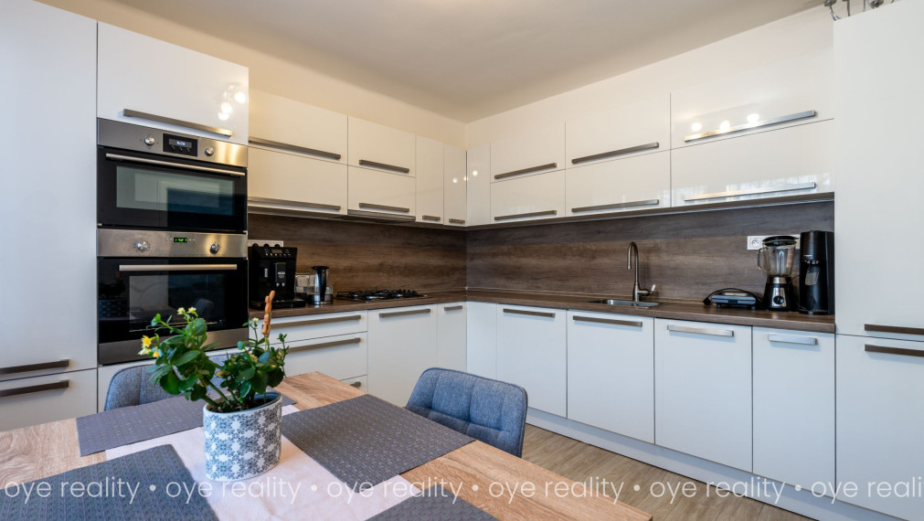 Na predaj moderný 3-izbový byt s klimatizáciou blízko centra – Komárno, Rákócziho ul.