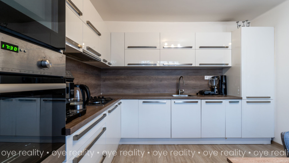 Na predaj moderný 3-izbový byt s klimatizáciou blízko centra – Komárno, Rákócziho ul.