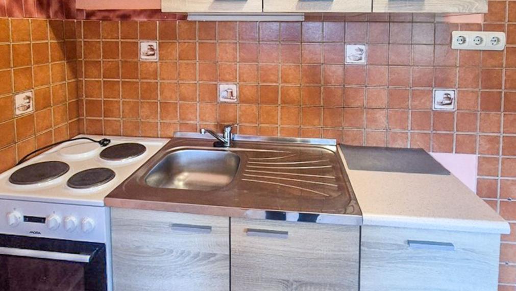 GARZÓNKA NA PREDAJ – TOP LOKALITA KOMÁRNA, 1. POSCHODIE