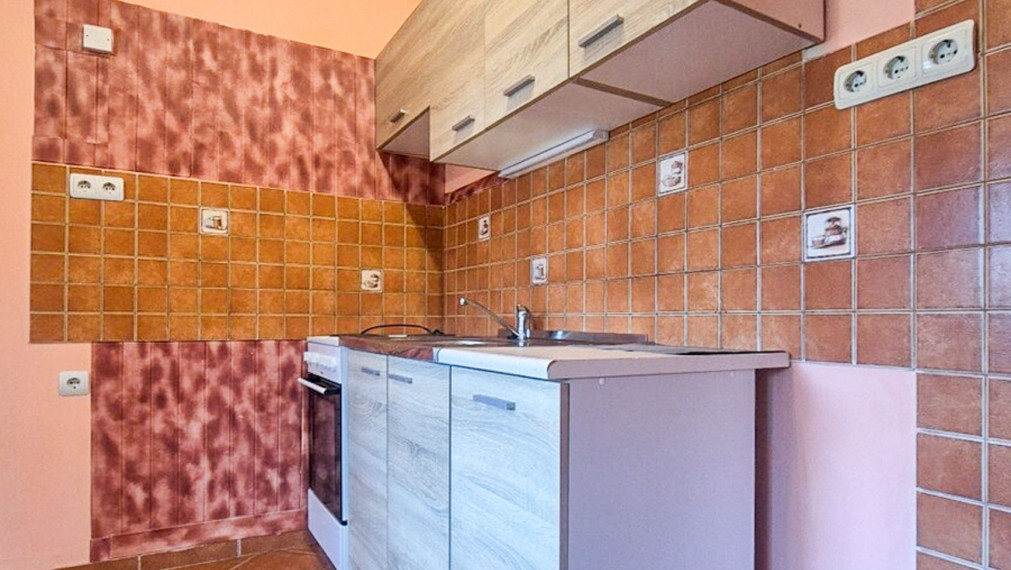 GARZÓNKA NA PREDAJ – TOP LOKALITA KOMÁRNA, 1. POSCHODIE