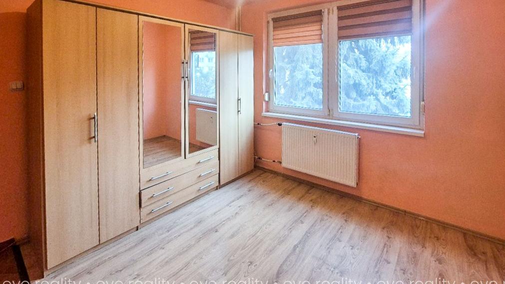 GARZÓNKA NA PREDAJ – TOP LOKALITA KOMÁRNA, 1. POSCHODIE