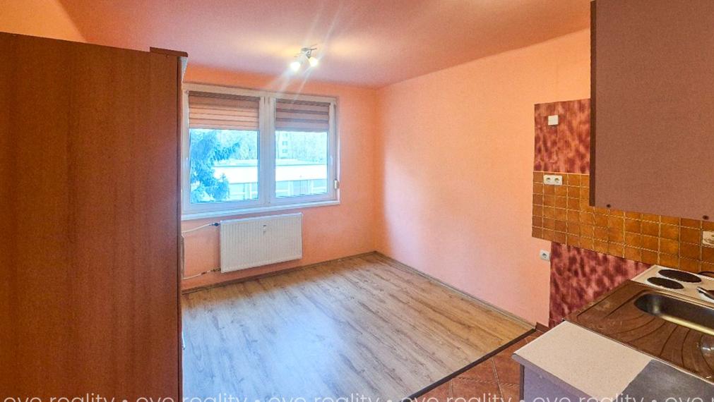 GARZÓNKA NA PREDAJ – TOP LOKALITA KOMÁRNA, 1. POSCHODIE