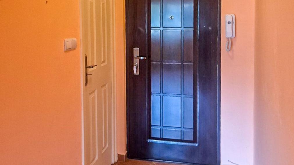 GARZÓNKA NA PREDAJ – TOP LOKALITA KOMÁRNA, 1. POSCHODIE