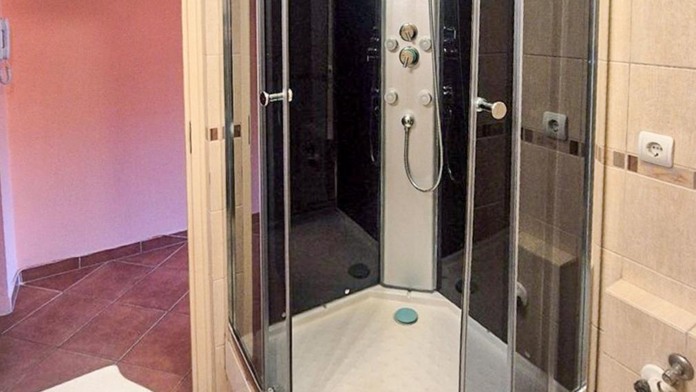 GARZÓNKA NA PREDAJ – TOP LOKALITA KOMÁRNA, 1. POSCHODIE