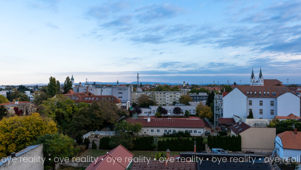 Na prenájom príjemný  2-izbový, klimatizovaný byt s loggiou na VII. sídlisku v Komárne