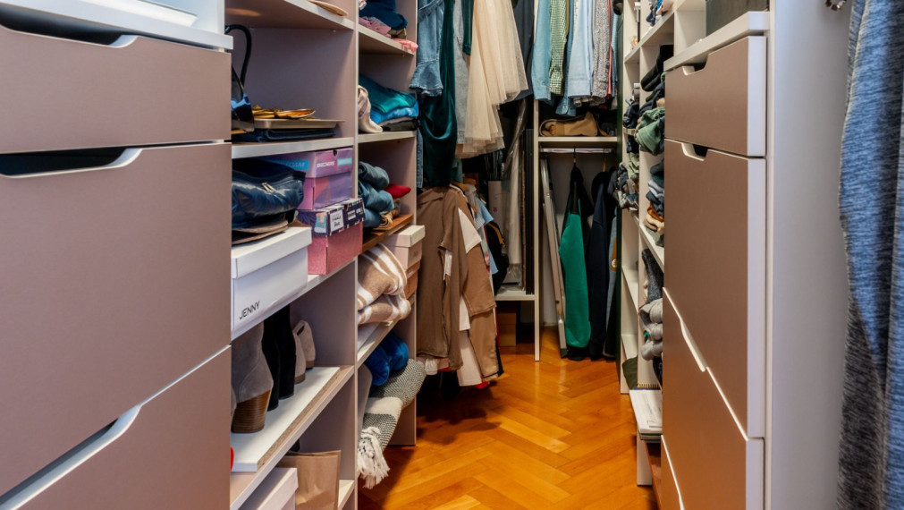 Rezervovaný! Na predaj moderný 3-izbový tehlový byt so záhradou, garážou a vlastným kúrením v tichej lokalite blízko centra mesta – Komárno