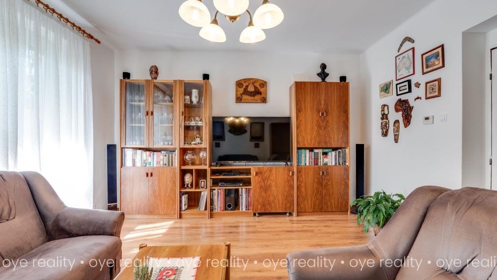 Rezervovaný! Na predaj 3-izbový svojpomocný byt s garážou, loggiou a vlastným kúrením v tichej lokalite - 77 m2
