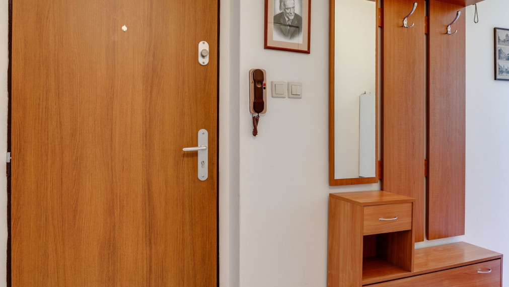 Na predaj 3-izbový svojpomocný byt s garážou, loggiou a vlastným kúrením v tichej lokalite - 77 m2