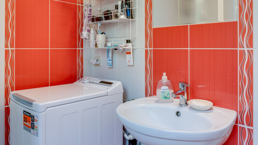Na predaj 3-izbový svojpomocný byt s garážou, loggiou a vlastným kúrením v tichej lokalite - 77 m2
