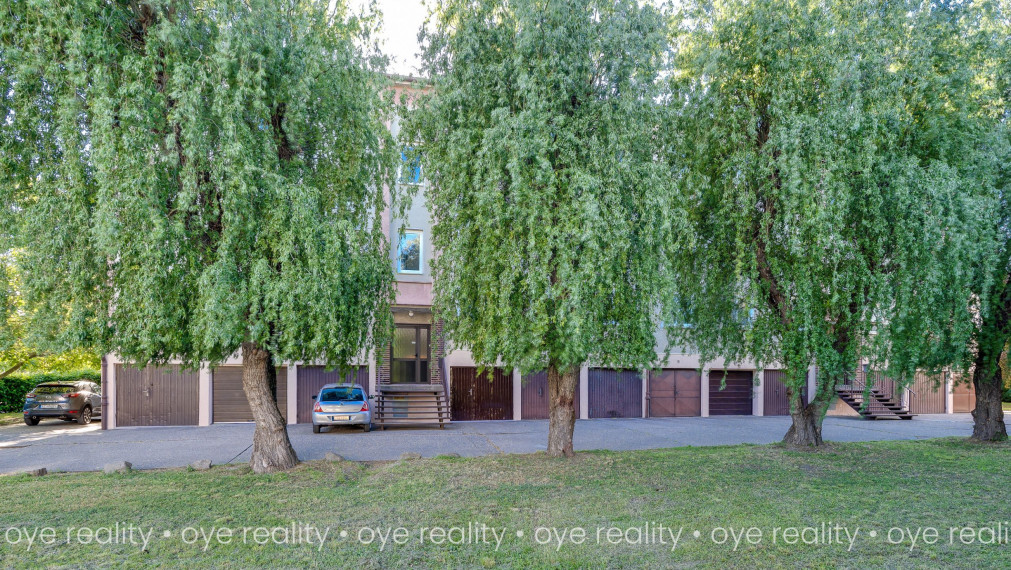 Na predaj 3-izbový svojpomocný byt s garážou, loggiou a vlastným kúrením v tichej lokalite - 77 m2