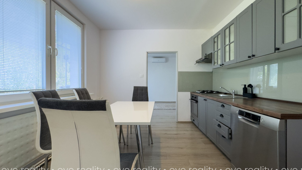 NA PRENÁJOM PRIESTRANNÝ 4-IZBOVÝ BYT PO KOMPLETNEJ REKONŠTRUKCII | BALKÓN | CENTRUM KOMÁRNA