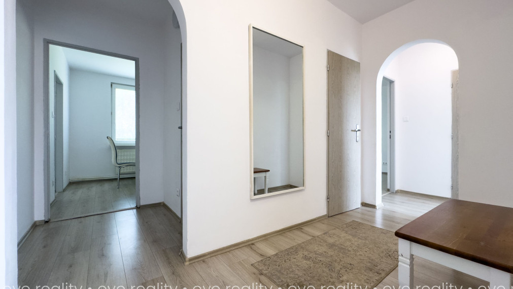 NA PRENÁJOM PRIESTRANNÝ 4-IZBOVÝ BYT PO KOMPLETNEJ REKONŠTRUKCII | BALKÓN | CENTRUM KOMÁRNA