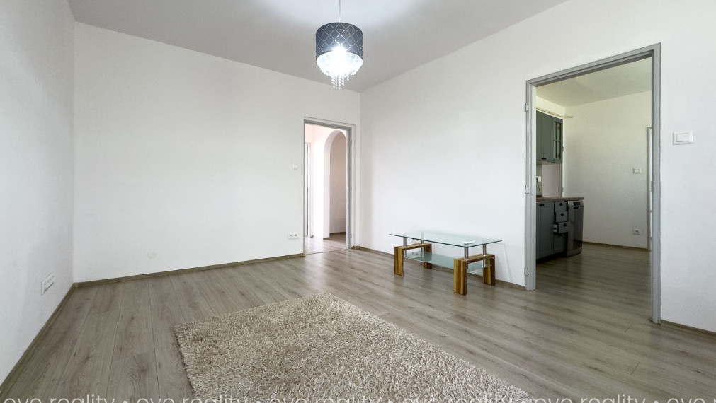 NA PRENÁJOM PRIESTRANNÝ 4-IZBOVÝ BYT PO KOMPLETNEJ REKONŠTRUKCII | BALKÓN | CENTRUM KOMÁRNA