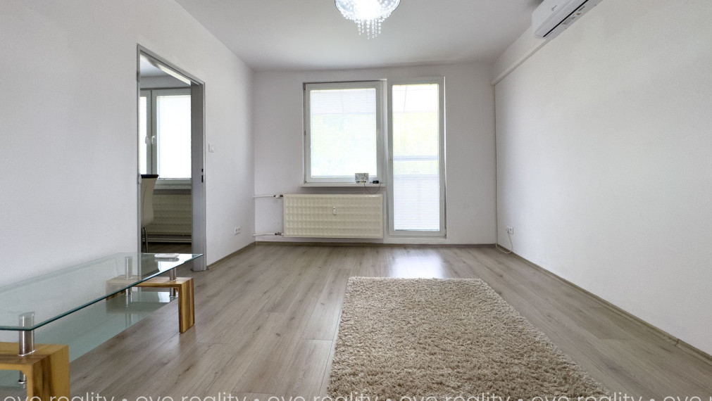 NA PRENÁJOM PRIESTRANNÝ 4-IZBOVÝ BYT PO KOMPLETNEJ REKONŠTRUKCII | BALKÓN | CENTRUM KOMÁRNA