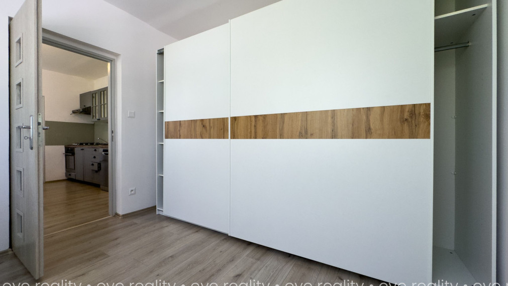 NA PRENÁJOM PRIESTRANNÝ 4-IZBOVÝ BYT PO KOMPLETNEJ REKONŠTRUKCII | BALKÓN | CENTRUM KOMÁRNA