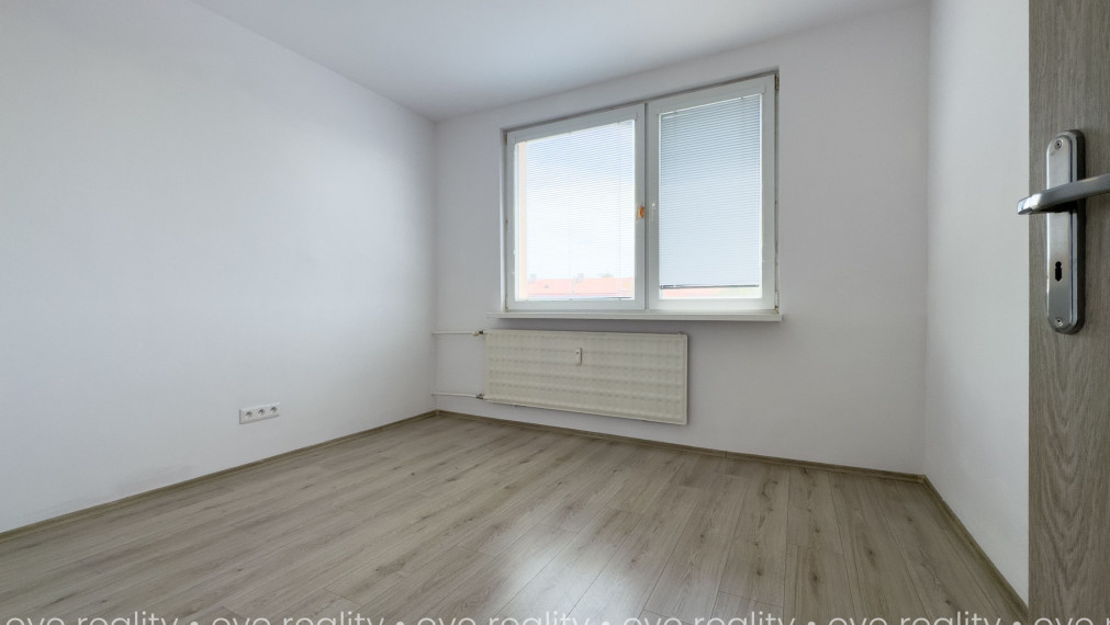 NA PRENÁJOM PRIESTRANNÝ 4-IZBOVÝ BYT PO KOMPLETNEJ REKONŠTRUKCII | BALKÓN | CENTRUM KOMÁRNA
