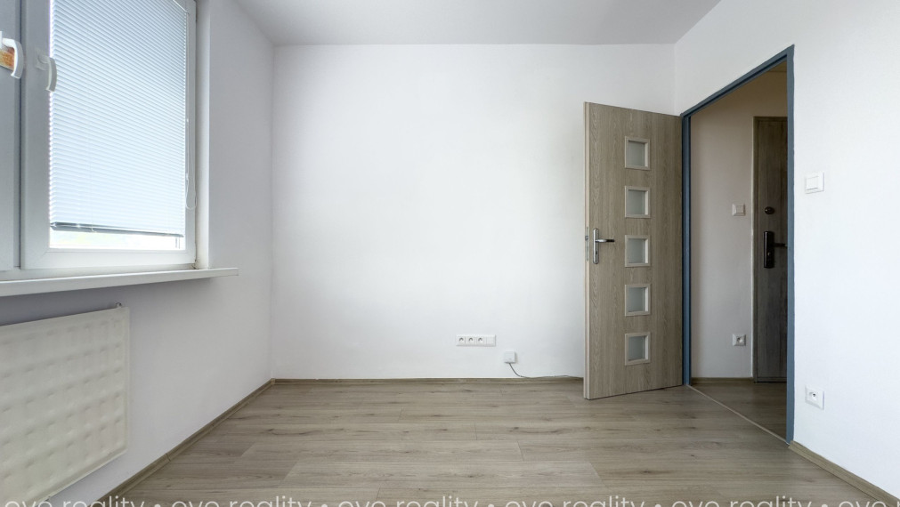 NA PRENÁJOM PRIESTRANNÝ 4-IZBOVÝ BYT PO KOMPLETNEJ REKONŠTRUKCII | BALKÓN | CENTRUM KOMÁRNA