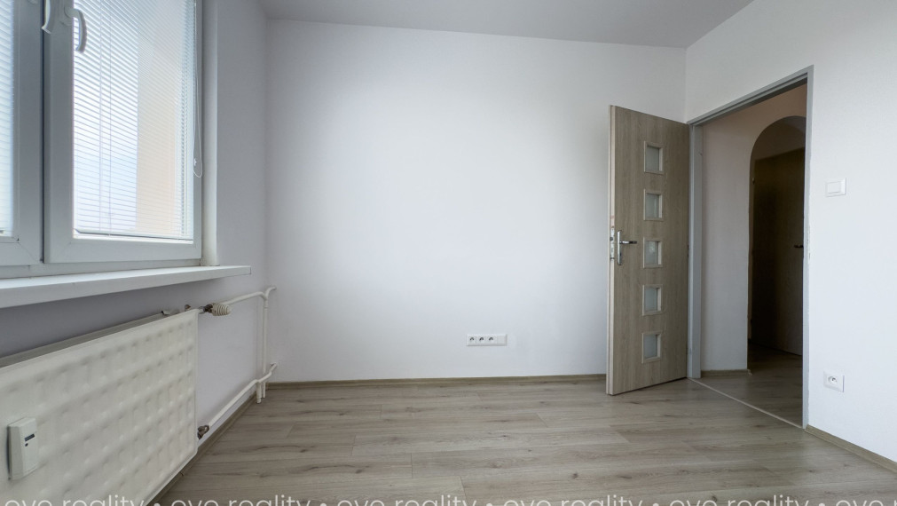 NA PRENÁJOM PRIESTRANNÝ 4-IZBOVÝ BYT PO KOMPLETNEJ REKONŠTRUKCII | BALKÓN | CENTRUM KOMÁRNA