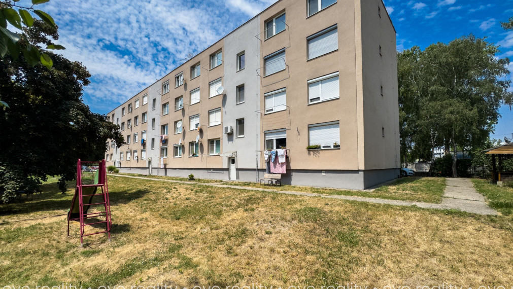 NA PRENÁJOM PRIESTRANNÝ 4-IZBOVÝ BYT PO KOMPLETNEJ REKONŠTRUKCII | BALKÓN | CENTRUM KOMÁRNA