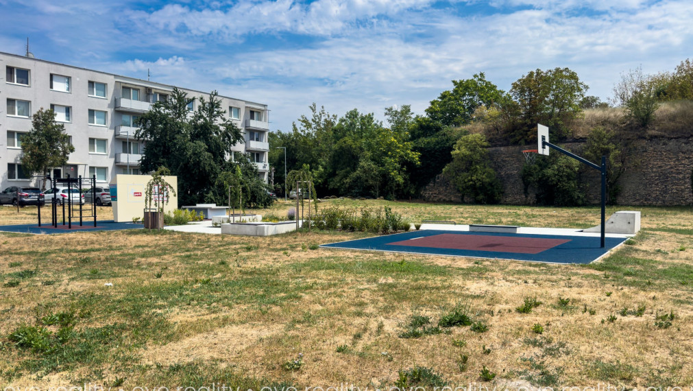 NA PRENÁJOM PRIESTRANNÝ 4-IZBOVÝ BYT PO KOMPLETNEJ REKONŠTRUKCII | BALKÓN | CENTRUM KOMÁRNA