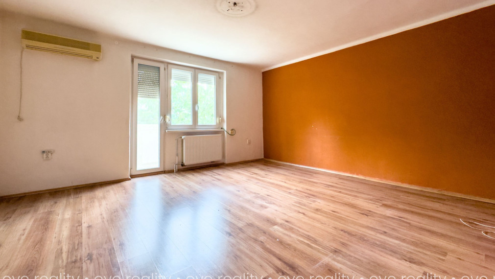 Na predaj 3-izbový tehlový byt s balkónom, vlastným kúrením a garážou – blízko Váhu aj centra