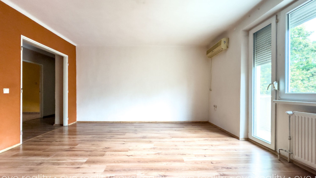 Na predaj 3-izbový tehlový byt s balkónom, vlastným kúrením a garážou – blízko Váhu aj centra
