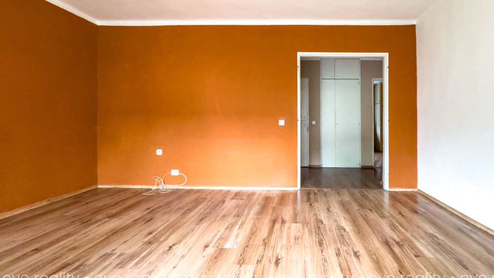 Na predaj 3-izbový tehlový byt s balkónom, vlastným kúrením a garážou – blízko Váhu aj centra