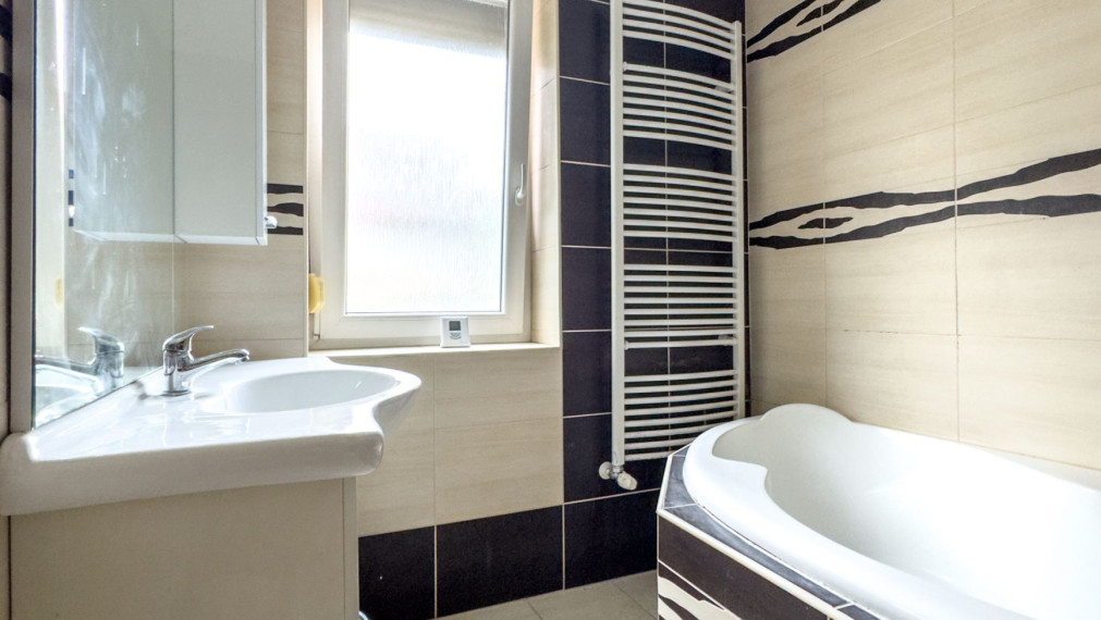 Na predaj 3-izbový tehlový byt s balkónom, vlastným kúrením a garážou – blízko Váhu aj centra