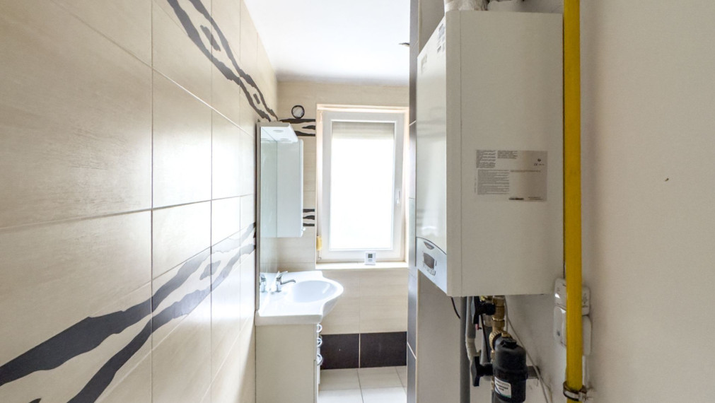Na predaj 3-izbový tehlový byt s balkónom, vlastným kúrením a garážou – blízko Váhu aj centra