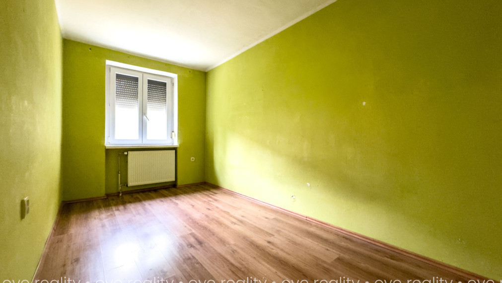 Na predaj 3-izbový tehlový byt s balkónom, vlastným kúrením a garážou – blízko Váhu aj centra