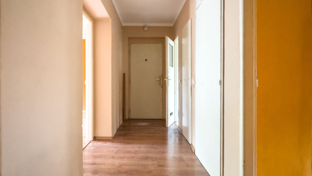 Na predaj 3-izbový tehlový byt s balkónom, vlastným kúrením a garážou – blízko Váhu aj centra