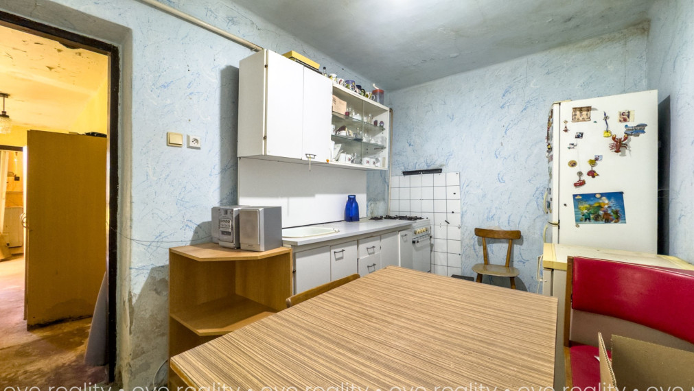 Na predaj rodinný dom na rekonštrukciu iba 400 m od Dunaja – Moča, pozemok 583 m²