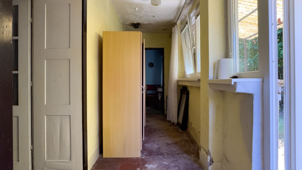 Na predaj rodinný dom na rekonštrukciu iba 400 m od Dunaja – Moča, pozemok 583 m²