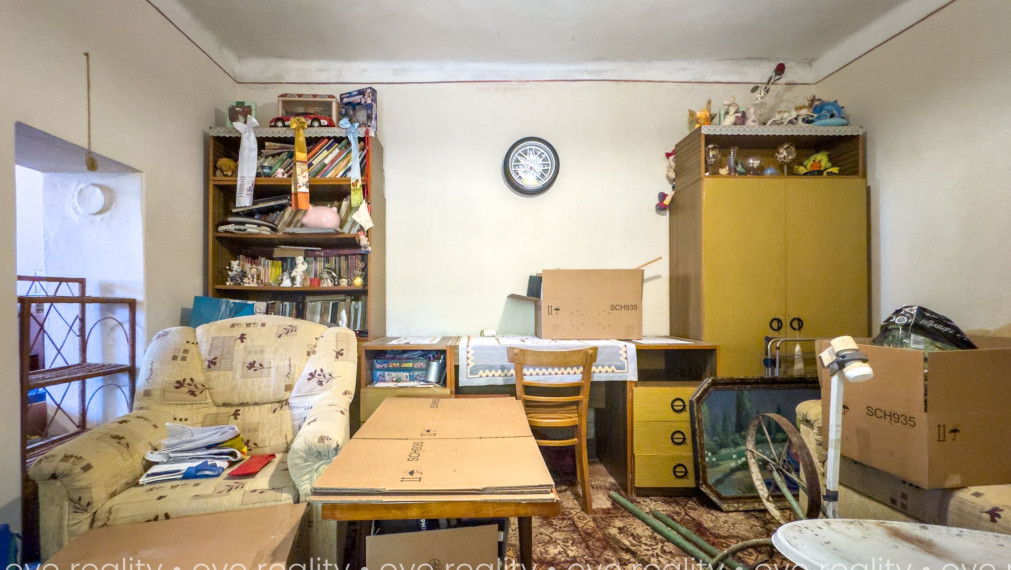 Na predaj rodinný dom na rekonštrukciu iba 400 m od Dunaja – Moča, pozemok 583 m²