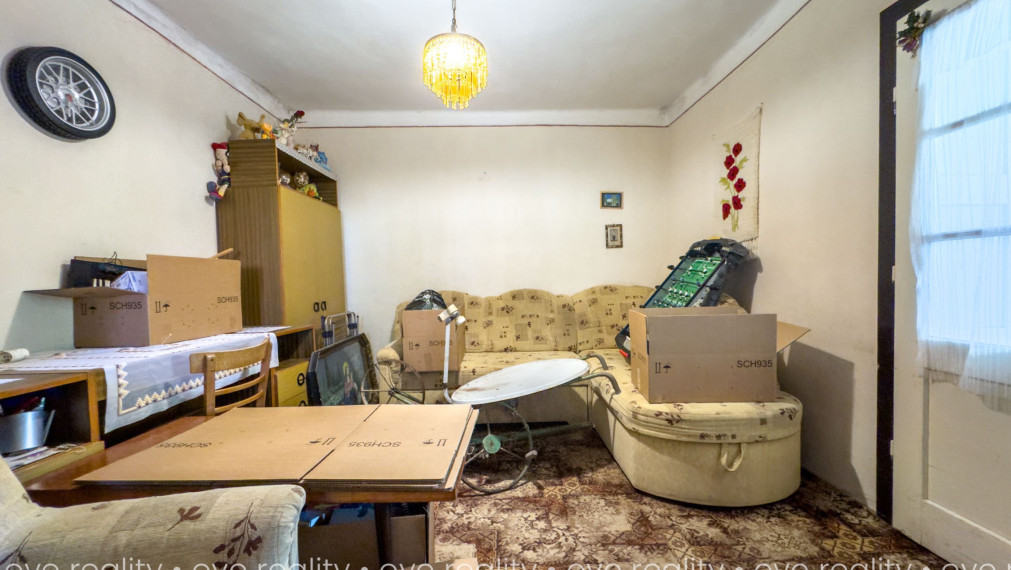 Na predaj rodinný dom na rekonštrukciu iba 400 m od Dunaja – Moča, pozemok 583 m²