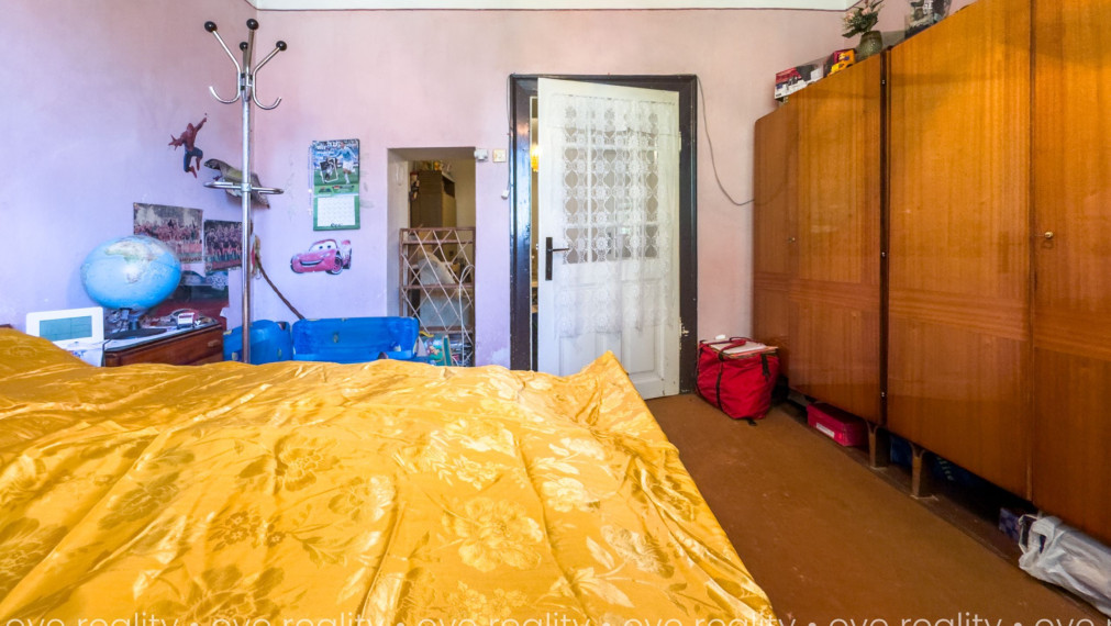 Na predaj rodinný dom na rekonštrukciu iba 400 m od Dunaja – Moča, pozemok 583 m²
