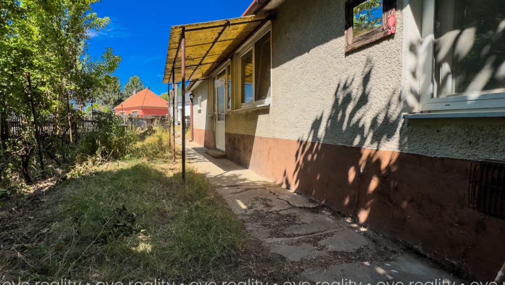 Na predaj rodinný dom na rekonštrukciu iba 400 m od Dunaja – Moča, pozemok 583 m²