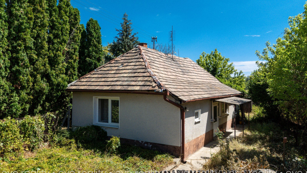 Na predaj rodinný dom na rekonštrukciu iba 400 m od Dunaja – Moča, pozemok 583 m²