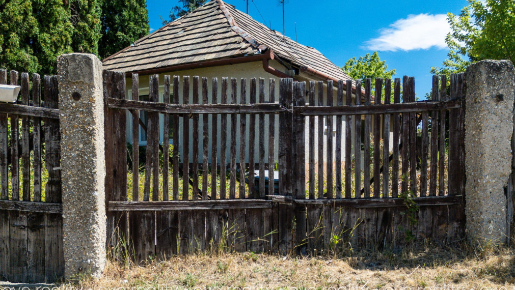 Na predaj rodinný dom na rekonštrukciu iba 400 m od Dunaja – Moča, pozemok 583 m²
