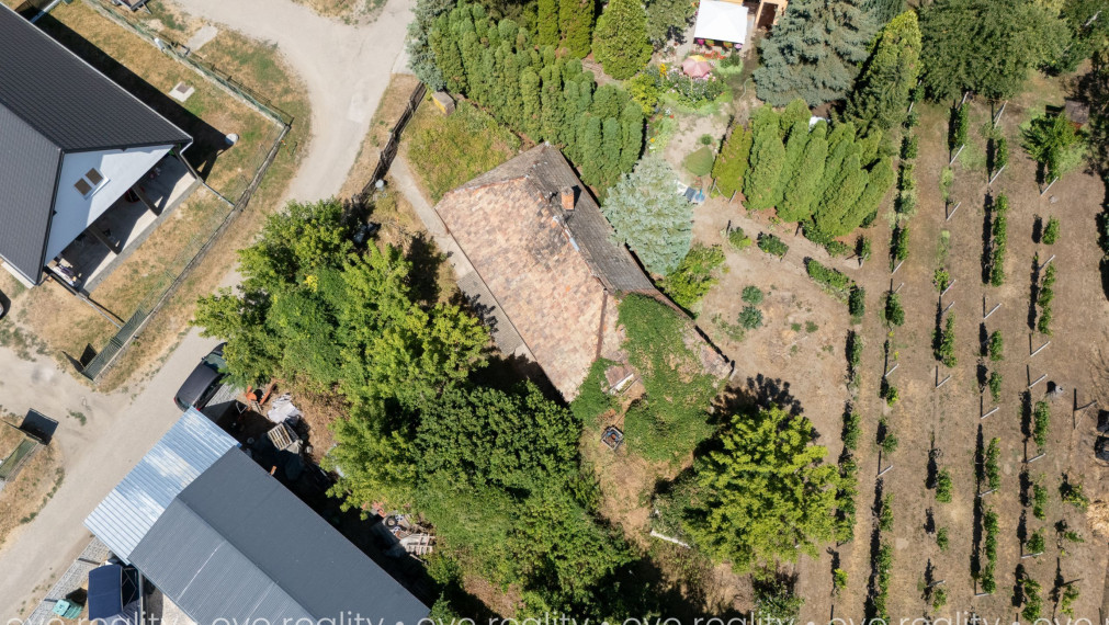 Na predaj rodinný dom na rekonštrukciu iba 400 m od Dunaja – Moča, pozemok 583 m²