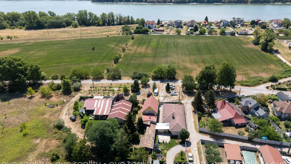 Na predaj rodinný dom na rekonštrukciu iba 400 m od Dunaja – Moča, pozemok 583 m²