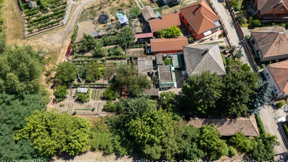 Na predaj pozemok so starým hlineným domom v Moči - 670 m2