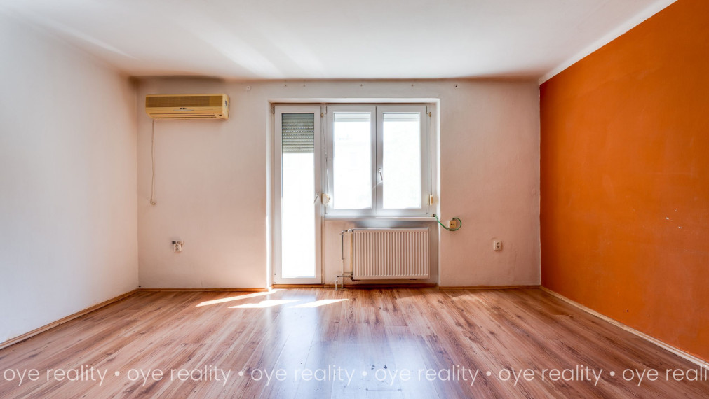 Na predaj 3-izbový tehlový byt s balkónom, vlastným kúrením a garážou – blízko Váhu aj centra